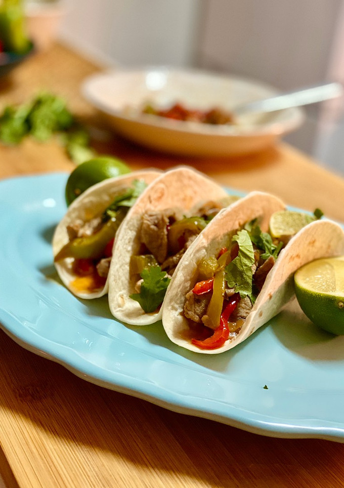 Una foto de Tacos de carne y verduras