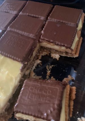 O poză a rețetei Prăjitură cu mere și biscuiți fără coacere.