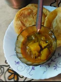 লুচি আলুর তরকারি (luchi aloor tarkari recipe in Bengali) রেসিপির প্রধান ছবি