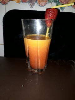 Una foto de Zumo de naranja fresa y manzana