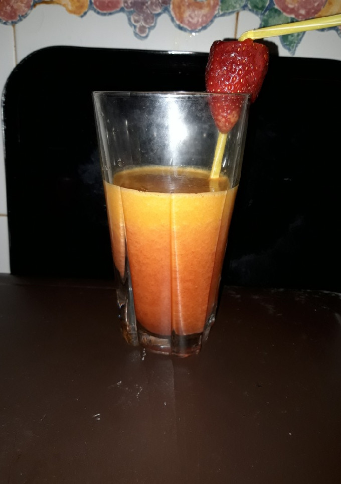 Una foto de Zumo de naranja fresa y manzana