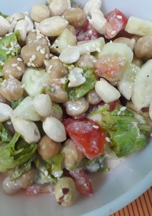A picture of Chana salad.
