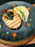 Salmão Grelhado com Puré de Ervilhas
