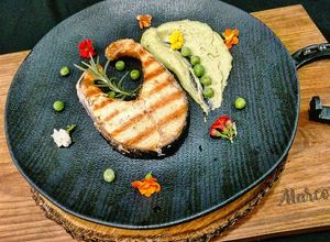 Foto de Salmão Grelhado com Puré de Ervilhas