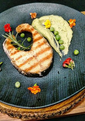 Foto de Salmão Grelhado com Puré de Ervilhas