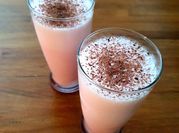 Una foto de licuado con frambuesas