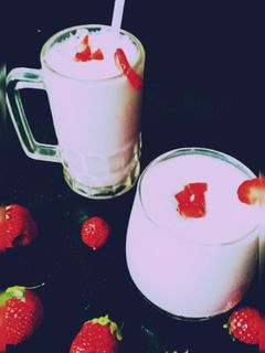 સ્ટ્રોબેરી મિલ્ક શેક(Strawberry Milkshake Recipe in Gujarati) રેસીપી મુખ્ય ફોટો