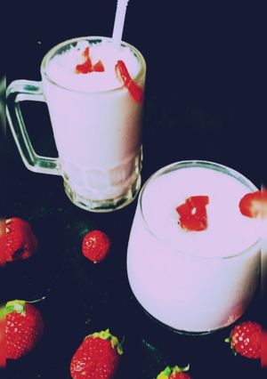 સ્ટ્રોબેરી મિલ્ક શેક(Strawberry Milkshake Recipe in Gujarati) રેસીપી મુખ્ય ફોટો