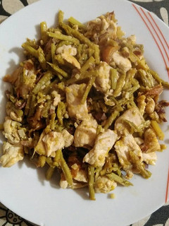 Una foto de Pollo con espárragos trigueros
