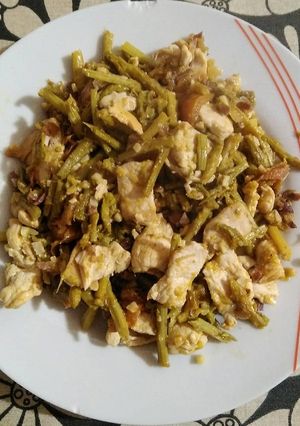 Una foto de Pollo con espárragos trigueros