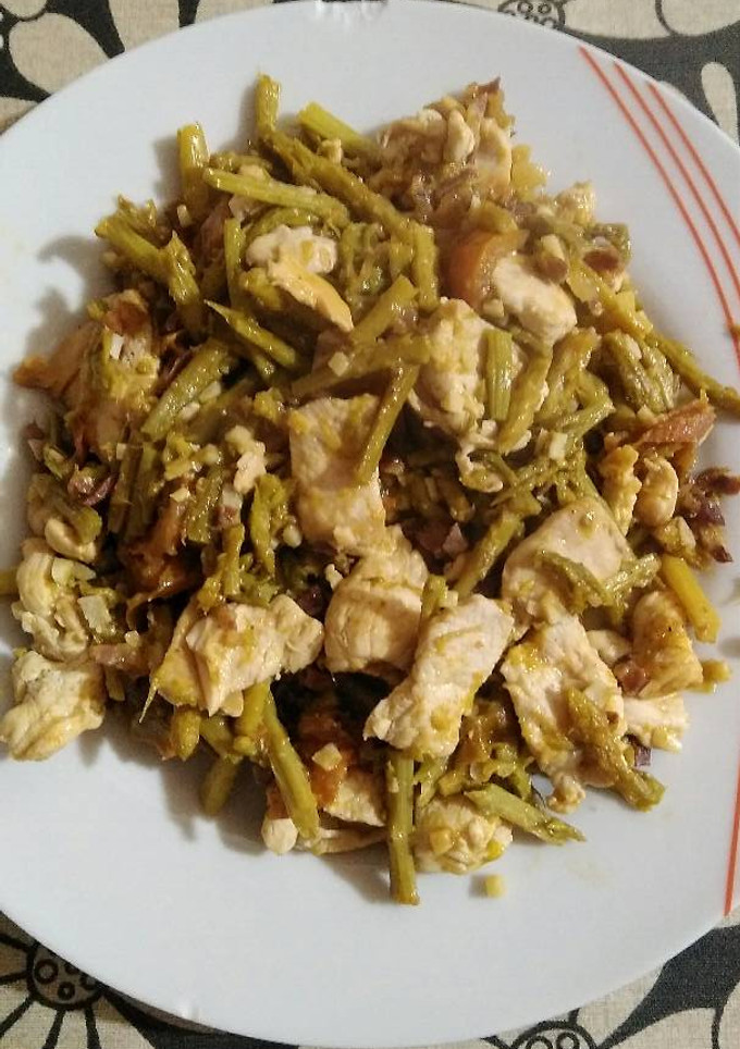 Una foto de Pollo con espárragos trigueros