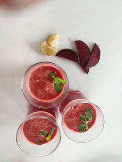 બીટ ગાજર અને ટામેટાનો જ્યુસ (Beetroot Gajar Tomato Juice Recipe In Gujarati) રેસીપી મુખ્ય ફોટો