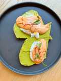 Tosta de abacate com ovos benedict