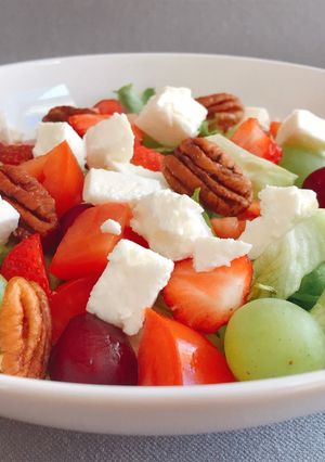 Hình của món 💚 Salad Trái Cây, Feta & Hồ Đào Sốt Sữa Chua.