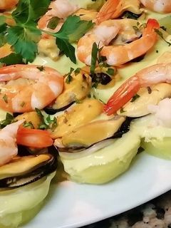 Una foto de Patatas con mejillones y langostinos sobre alioli