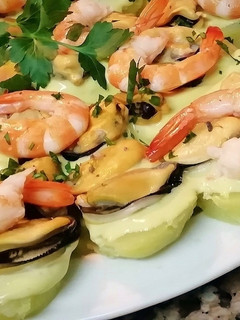 Una foto de Patatas con mejillones y langostinos sobre alioli