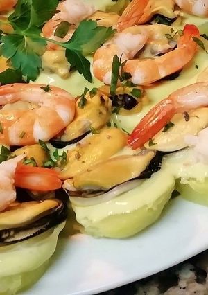 Una foto de Patatas con mejillones y langostinos sobre alioli