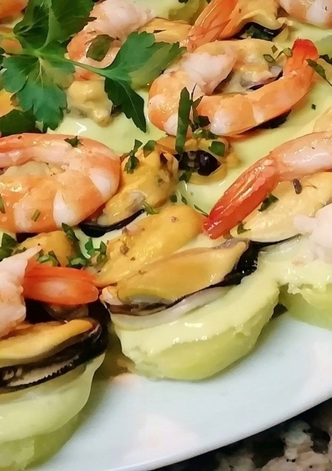 Una foto de Patatas con mejillones y langostinos sobre alioli