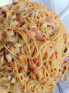 Jollof spaghetti & Beans ainihin hoton girkin