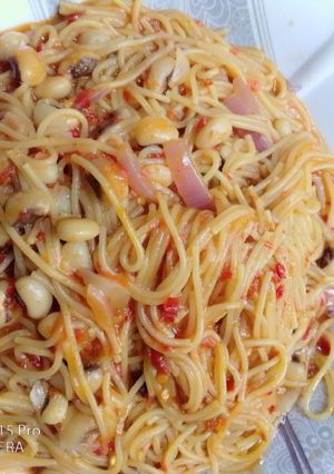 Jollof spaghetti & Beans ainihin hoton girkin