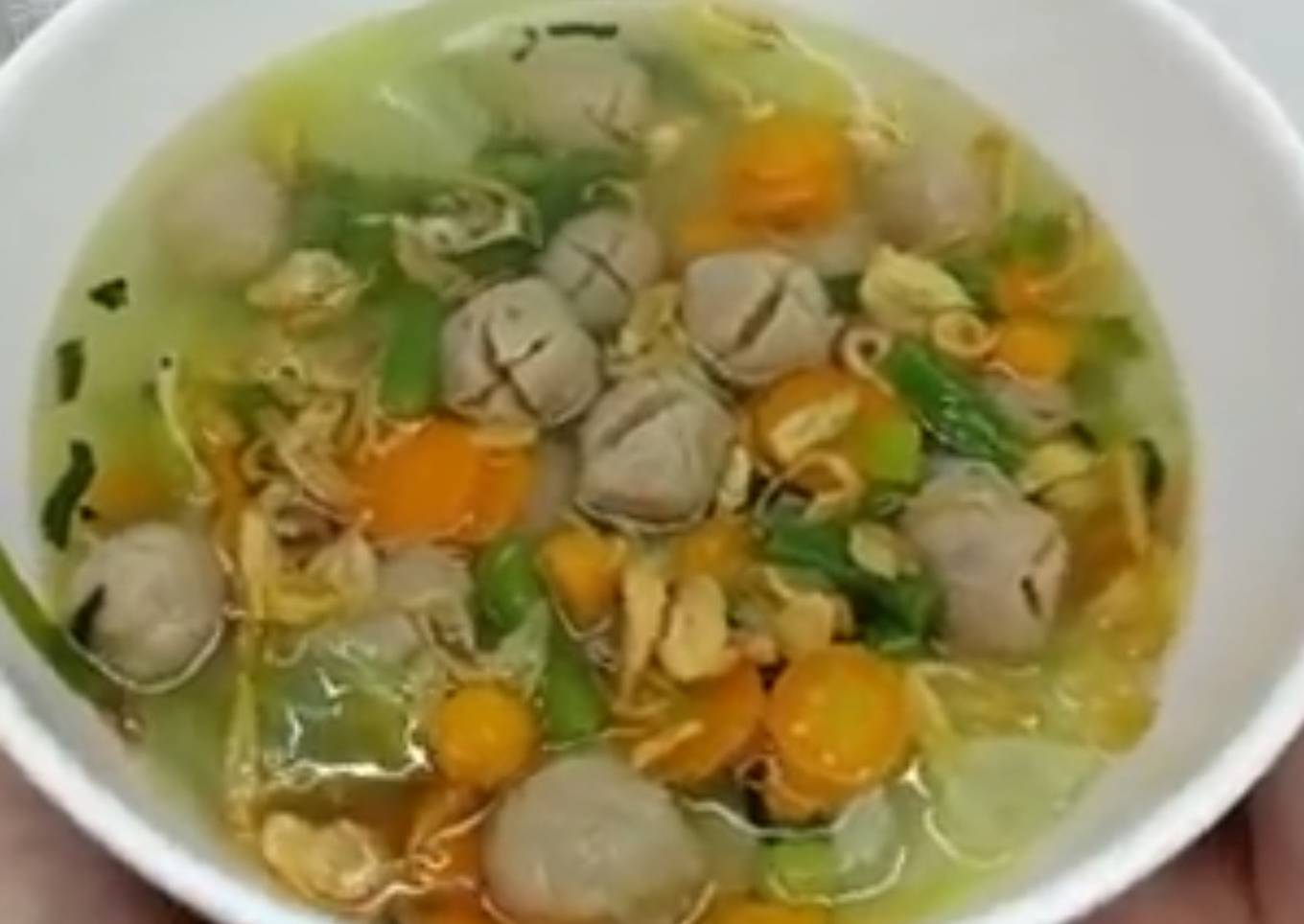 Sup sayur dengan bakso