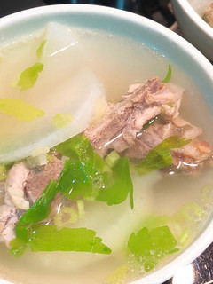 清澈香芹蘿蔔排骨湯/超簡單電鍋煮湯料理 的食譜成品照片