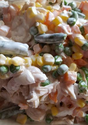 Una foto de Ensalada de pollo con vegetales