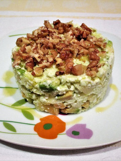 Una foto de Mató tradicional con aguacate, manzana y nueces