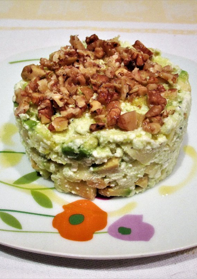 Una foto de Mató tradicional con aguacate, manzana y nueces