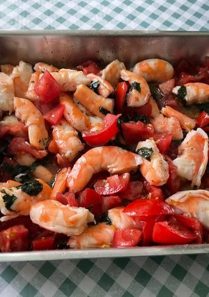 Une photo de Salade de crevettes sauvages aux tomates, coriandre et citron