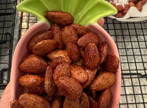 Hình của món Hạt hạnh nhân/ Almond nướng với maple syrup và bột quế.