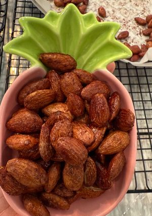 Hình của món Hạt hạnh nhân/ Almond nướng với maple syrup và bột quế.