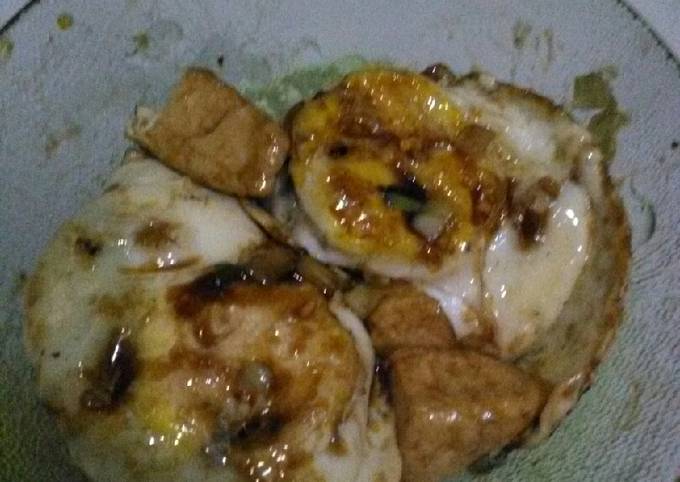 Ceplok telor dan tahu saus tiram tuk sarapan simple