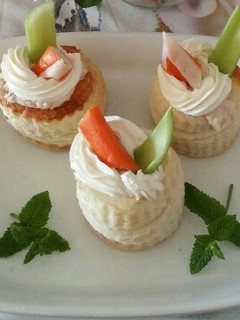 Una foto de Volovanes rellenos de atún y queso crema