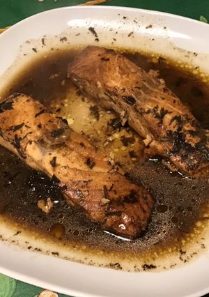 Une photo de Pavés de saumon caramélisés au bouillon d'herbes, estragon et citron