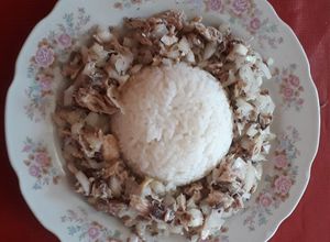 Una foto de Arroz con jurel o caballa