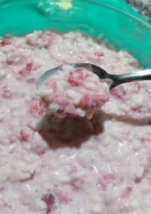 Una foto de Arroz con leche y 🍓 🍓 frutillas