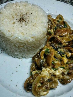 Una foto de Revuelto de setas al ajillo con tetilla y pimientos de padrón