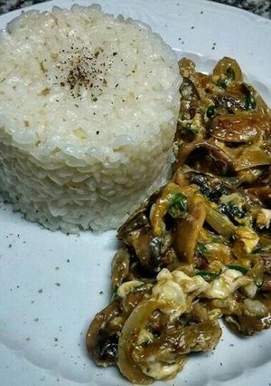 Una foto de Revuelto de setas al ajillo con tetilla y pimientos de padrón