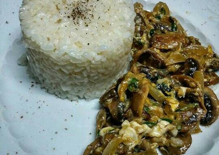 Revuelto de setas al ajillo con tetilla y pimientos de padrón