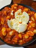 معكرونة النوكي (Gnocchi) بصلصة الطماطم مع الجبنة