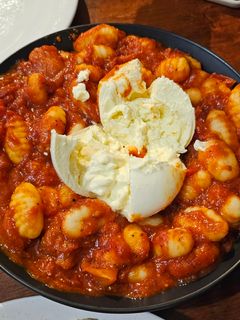 صورة لوصفة معكرونة النوكي (Gnocchi) بصلصة الطماطم مع الجبنة