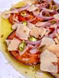 Carpaccio de tomate con cebolla morada encurtida