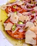 Carpaccio de tomate con cebolla morada encurtida