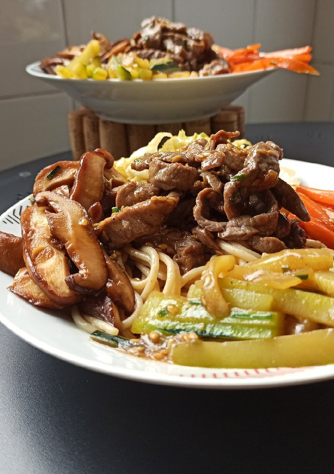Una foto de Espaguetis integrales con verduras estilo bibimpad coreano