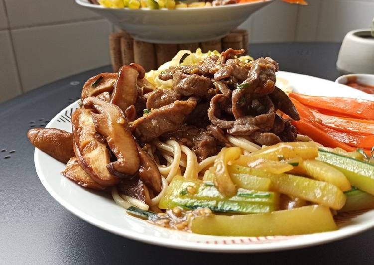 Espaguetis integrales con verduras estilo bibimpad coreano