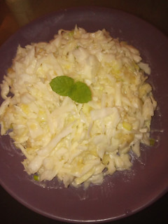 Una foto de Ensalada blanca con hojitas de menta