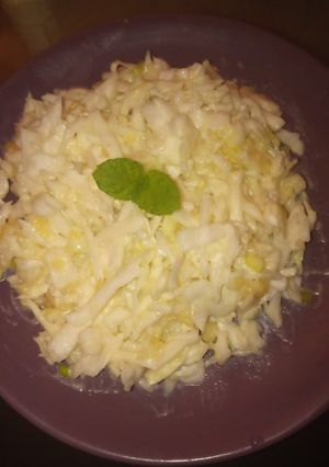 Una foto de Ensalada blanca con hojitas de menta