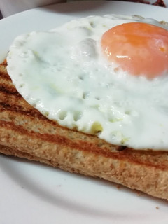 Una foto de Sándwich de atún con huevo frito