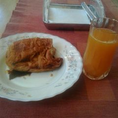 A picture of Orange juice+croissant.